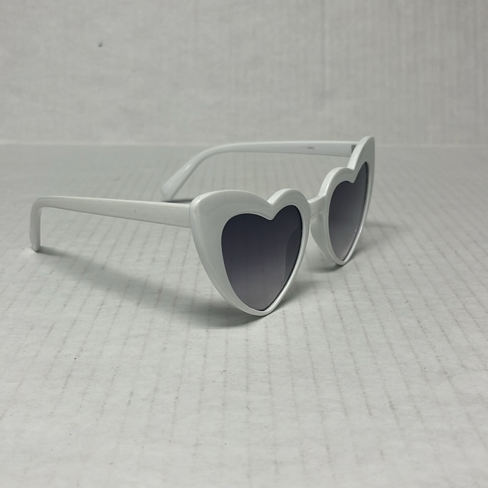 White retro flirty Heart Sunglasses Bachelorette Barbiecore vacation valentines - Picture 5 of 12